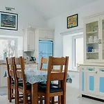 3 Bed Sleeps 6 - Mountain Views Parking *