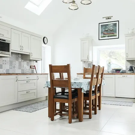 3 Bed Sleeps 6 - Mountain Views Parking Ferienhaus