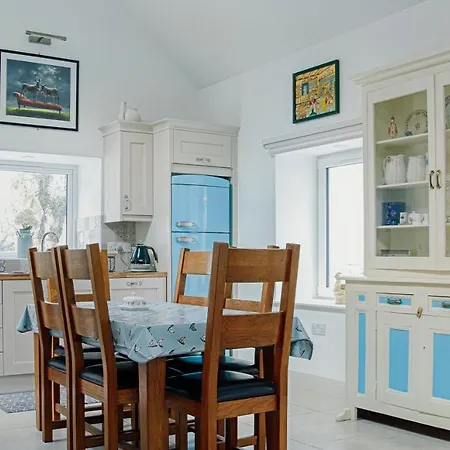 3 Bed Sleeps 6 - Mountain Views Parking *